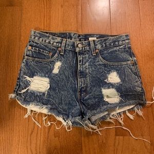 LEVIs distressed short shorts